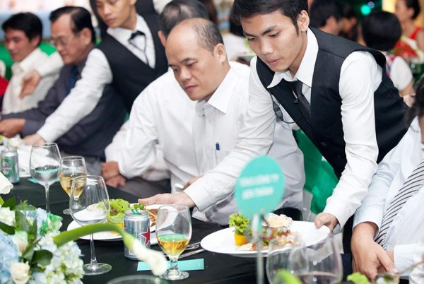 hồi ký nghề bồi bàn và những sự thật trần trụi lần đầu kể